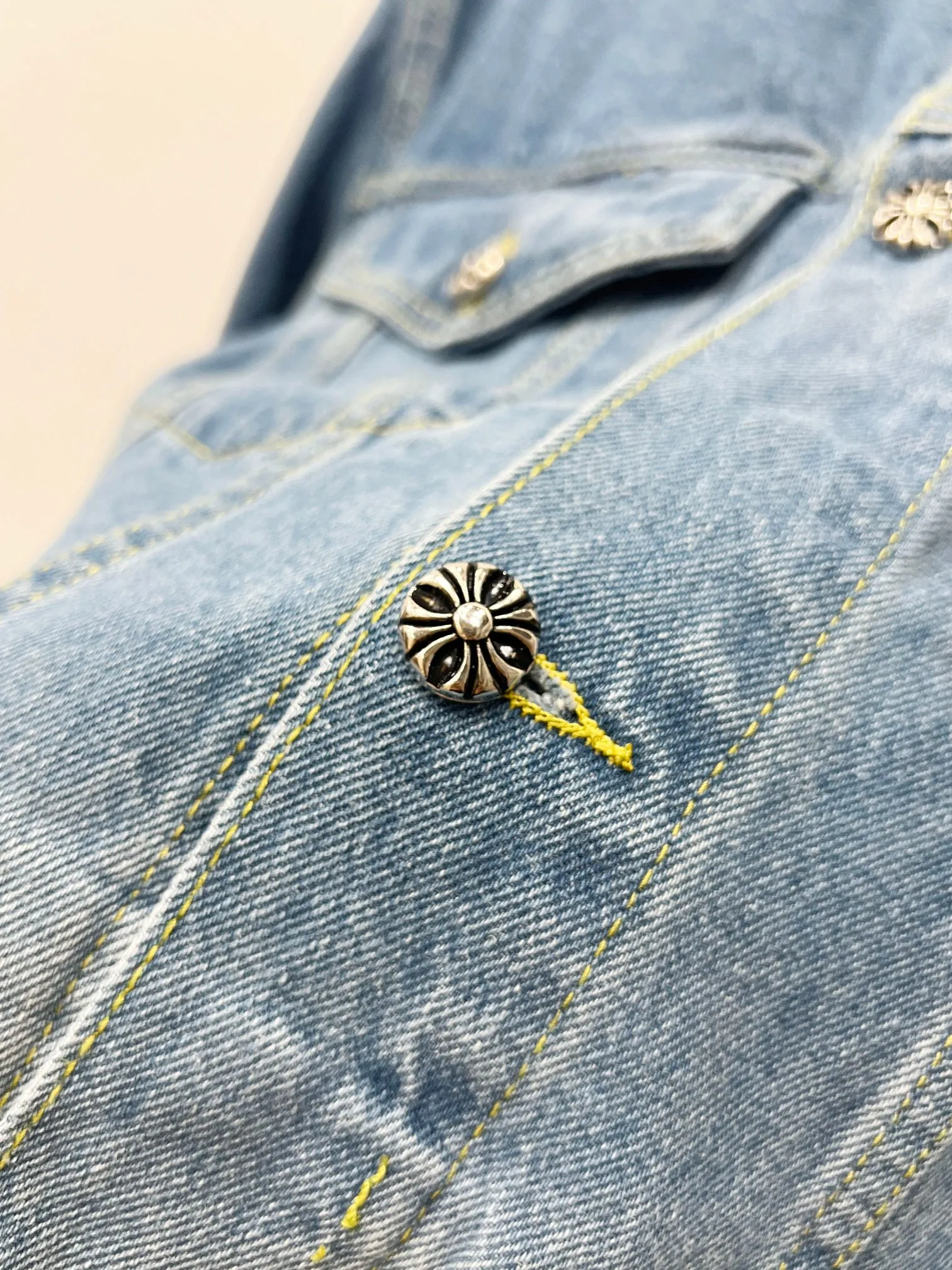 P320 Style No.: (r003) Chrome Hearts Chrome Hearts Logo Leather Couple's Washed Denim Jacket Super Invincible Hot Sale Is Here The Best Item for This Weather Cool Oversize Style The Classic Cross White Logo Covers the Whole Clothes, and the Cross Large Leather Label on the Back is the finishing touch. It is generous and full of personality without being exaggerated. It is a versatile style for spring and summer! It is made of 100% denim cotton fabric with heavy thread count and washed with water to ensure a stiff and tough shape while being comfortable and breathable against the skin. The high-density embroidery of Sanskrit letters is ultra-exquisite. The original molded custom buttons, large cross leather label, and Croxin's silver jewelry details are all luxurious! Casual and loose fit, lazy and casual, the same style for men and women. It is very trendy to match it with sweatpants and wide-leg pants casually. The focus is on versatility. It can be used as a jacket in spring and autumn. Size: S–XL Color: blue